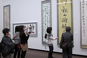 学会展を観覧する人々 学会展を観覧する人々