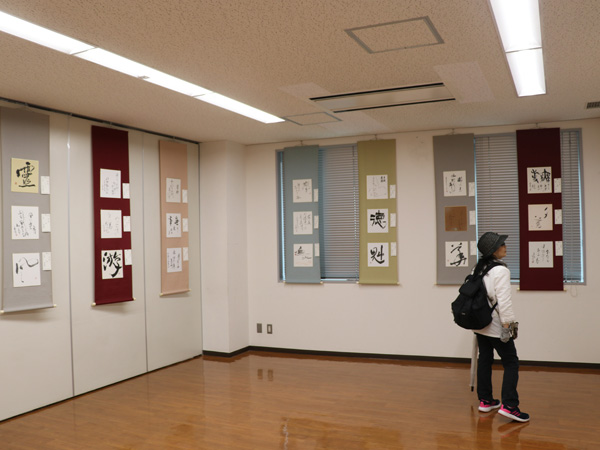 新和様・漢字造型色紙展の様子